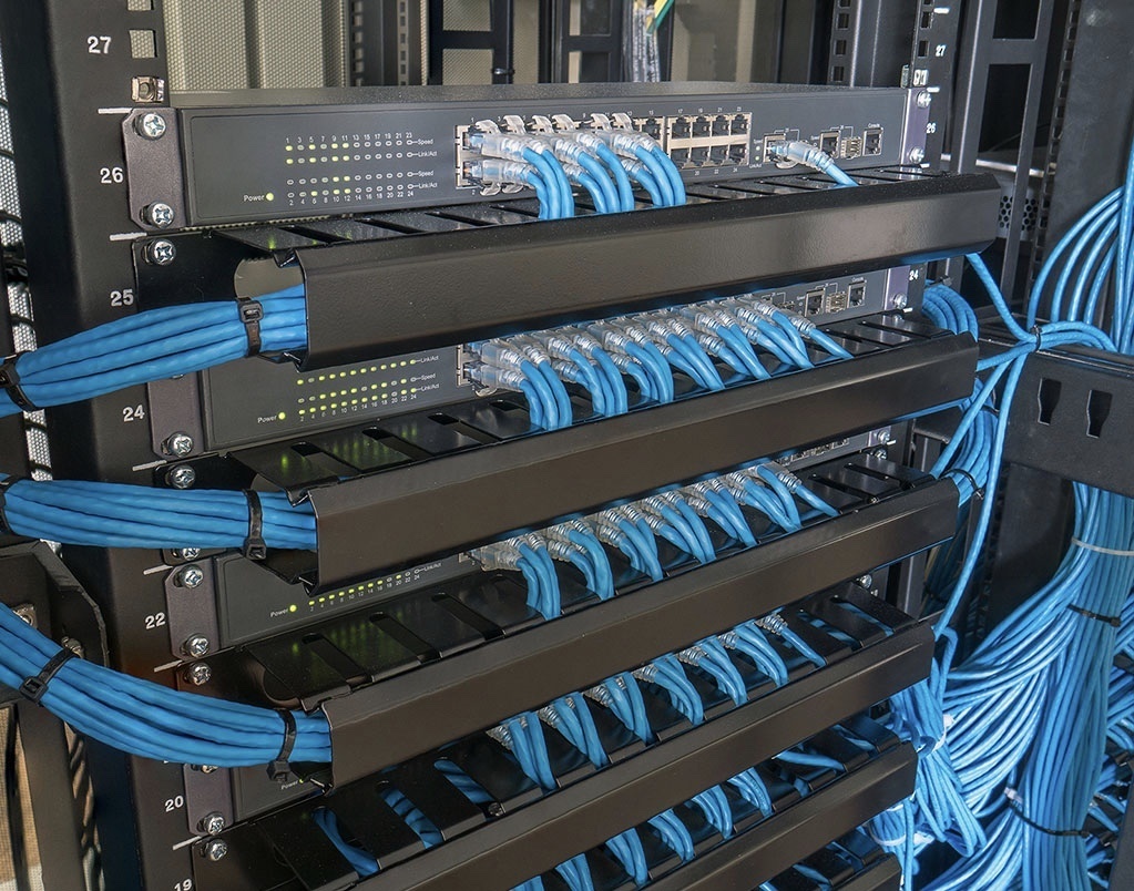 Rack de telecomunicaciones con cableado estructurado